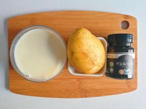 食材准备:土豆170克、配方奶适量、黑芝麻核桃酱少许