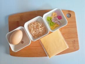 食材准备:鸡蛋1枚、奶酪1片、煮熟蝴蝶面6朵、虾皮10克