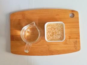 虾皮用清水浸泡30分钟