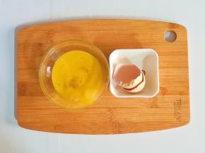 鸡蛋磕开打散均匀