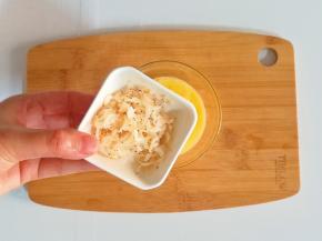 虾皮倒入蛋液里