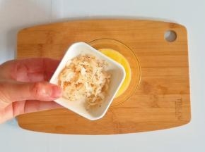 虾皮倒入蛋液里