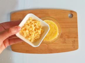 倒入奶酪丁搅拌均匀