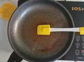 起锅刷上一层黑芝麻牛油果油