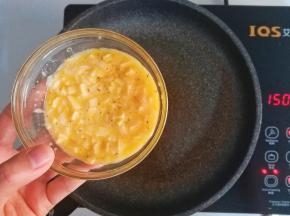 倒入蛋液