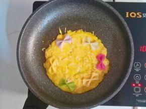 铺上蝴蝶面，小火慢烙煎至熟透即可出锅