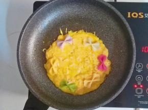 铺上蝴蝶面，小火慢烙煎至熟透即可出锅