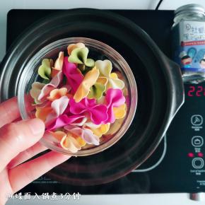 锅底冒泡下蝴蝶面煮3分钟