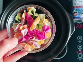 锅底冒泡下蝴蝶面煮3分钟