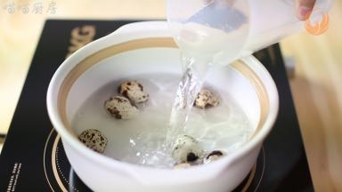 鹌鹑蛋放入砂锅里，加入适量的水，少量的盐，水开后继续煮4分钟即可。在这里一定要冷水下锅哦，不然煮蛋的过程中蛋容易裂壳，加入少量的盐煮鸡蛋或者鹌鹑蛋，能减少蛋壳裂开几率。