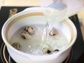 鹌鹑蛋放入砂锅里，加入适量的水，少量的盐，水开后继续煮4分钟即可。在这里一定要冷水下锅哦，不然煮蛋的过程中蛋容易裂壳，加入少量的盐煮鸡蛋或者鹌鹑蛋，能减少蛋壳裂开几率。