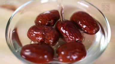 红枣加入适量的清水，浸泡5分钟左右，清洗干净。