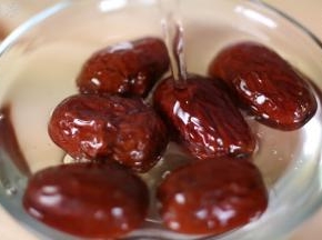 红枣加入适量的清水，浸泡5分钟左右，清洗干净。