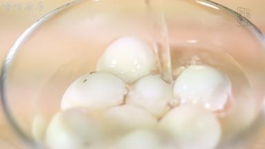 剥好壳后用清水冲洗干净残留的蛋壳。