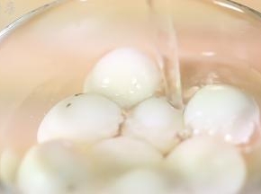 剥好壳后用清水冲洗干净残留的蛋壳。