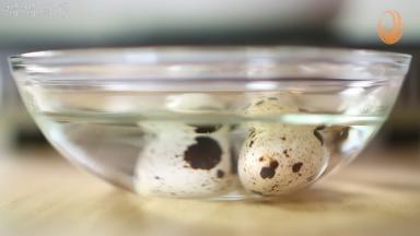 煮好的鹌鹑蛋捞起放入冷水中，热胀冷缩，更容易剥壳。