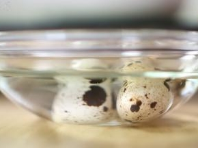 煮好的鹌鹑蛋捞起放入冷水中，热胀冷缩，更容易剥壳。