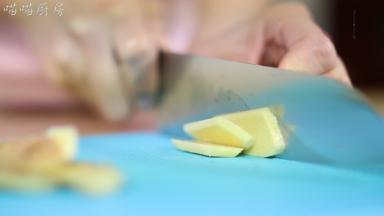 姜去皮，切成姜片。