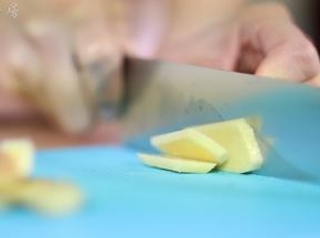 姜去皮，切成姜片。