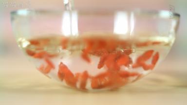 枸杞用水洗干净，捞起备用。