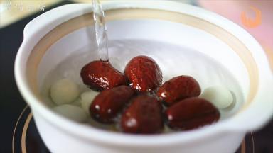 把红枣、鹌鹑蛋放入锅里，加入1000ml水大火加热，煮开后转小火，加入姜片，继续煮10分钟左右。