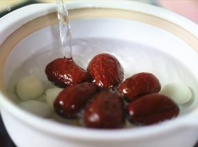 把红枣、鹌鹑蛋放入锅里，加入1000ml水大火加热，煮开后转小火，加入姜片，继续煮10分钟左右。