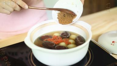 加入红糖，继续煮两分钟后即可关火。