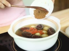 加入红糖，继续煮两分钟后即可关火。