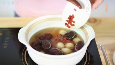 十分钟后，加入洗干净的枸杞