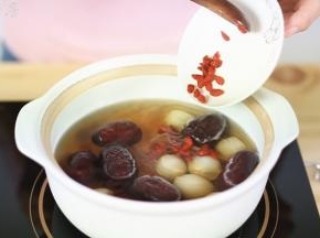 十分钟后，加入洗干净的枸杞