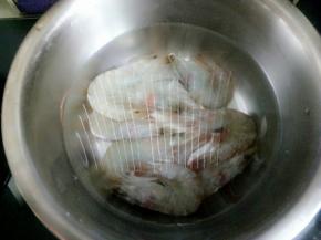 虾煮熟剥皮