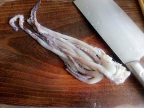 鱿鱼洗净，去掉里面的硬壳(牙齿)