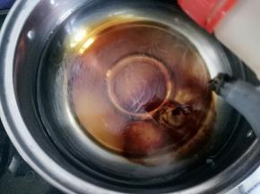 烧水，里面放入老抽，把粉丝放进锅中煮开，控水