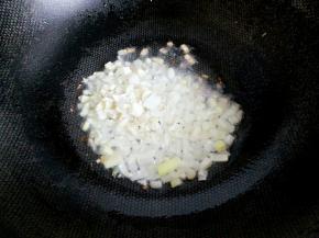 放入葱蒜末爆香