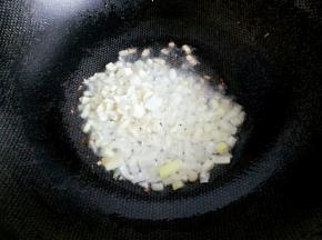 放入葱蒜末爆香