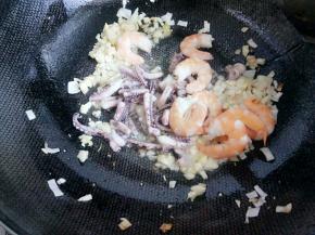 放入虾和鱿鱼翻炒