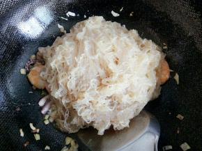 放入控水后的粉丝，抖散