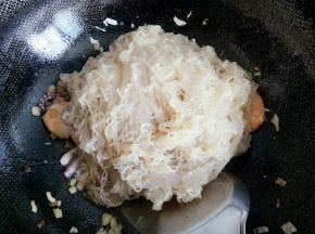 放入控水后的粉丝，抖散