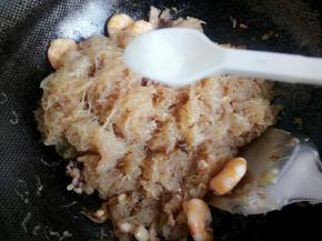 盐，炒至粉丝入味无水分，关火