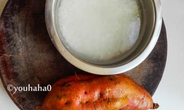 准备好材料：大米洗净用清水浸泡十五分钟，红薯（地瓜）洗净削掉外皮。