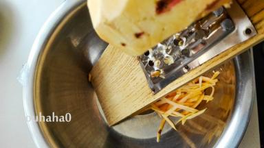 用擦床把红薯（地瓜）擦成丝，用刀切也可以。