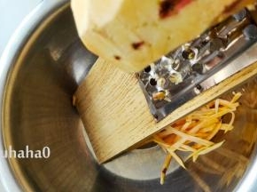 用擦床把红薯（地瓜）擦成丝，用刀切也可以。