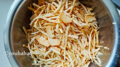 擦好的红薯丝，用擦床比用刀切省事。