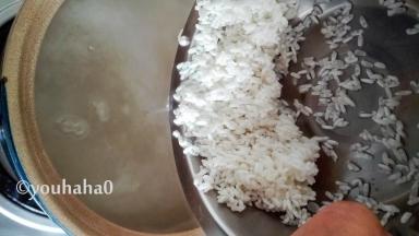 砂锅放入足量的水先烧开，水开后放入泡好的大米。