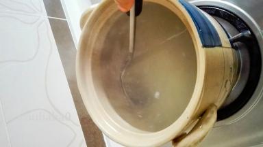 用饭勺搅拌几下，以免大米沾锅底。