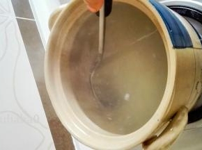 用饭勺搅拌几下，以免大米沾锅底。