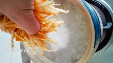 煮五分钟后放入地瓜丝，用饭勺搅拌几下，避免沾锅底。