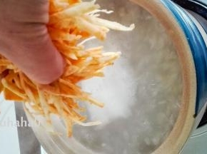 煮五分钟后放入地瓜丝，用饭勺搅拌几下，避免沾锅底。