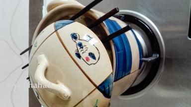 再次烧开后，用筷子架起锅盖，这样不会溢锅，转小火煮30分钟左右。