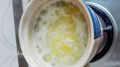 煮好的粥非常浓稠，表面有厚厚的一层米油。